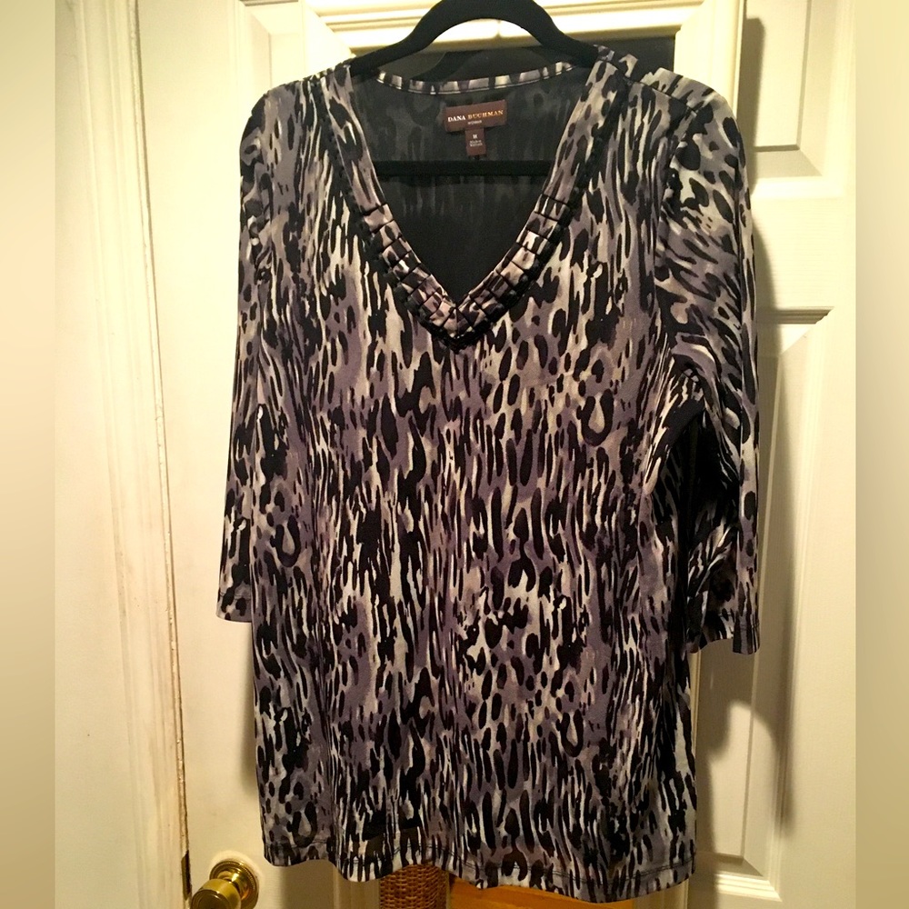 DANA BUCHMAN 1X EMBELLISHED V-NECK SHEER TOP LINED W/3/4” SLEEVES & SIDE SLITS.